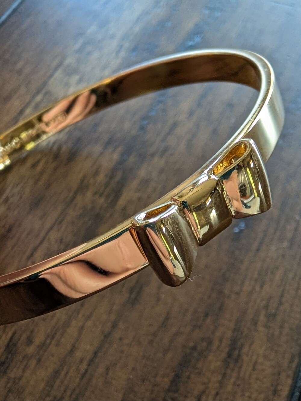 KATE SPADE shiny gold bow bangle bracelet - Picture 2 of 7